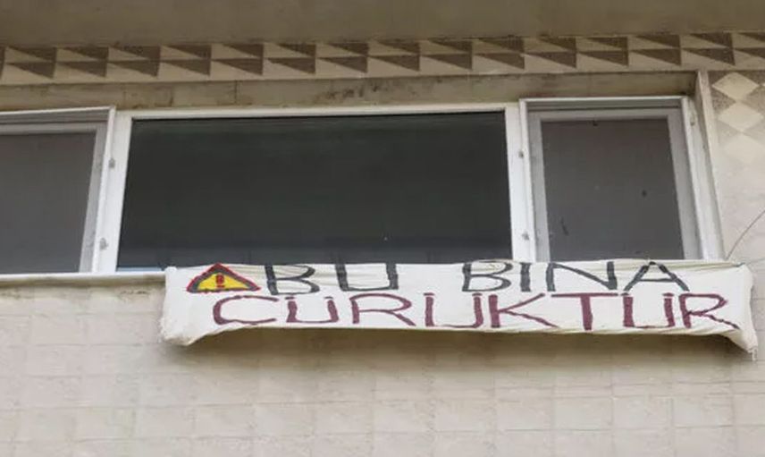 Bu evi gören almaktan vazgeçiyor pankarta yazdığı yazı herkesi uzaklaştırıyor