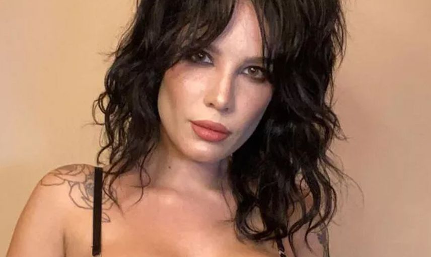 Dünyaca ünlü şarkıcı Halsey Türk sevgilisine verdiği iç çamaşırlı yatak pozları gündem oldu