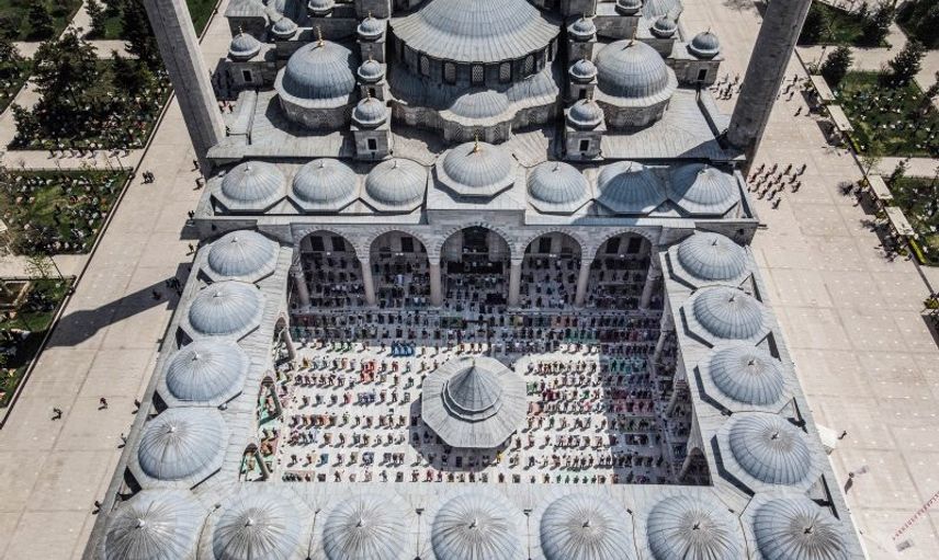 Tam Kapanmanın İlk Cuma Namazında Camiler Doldu