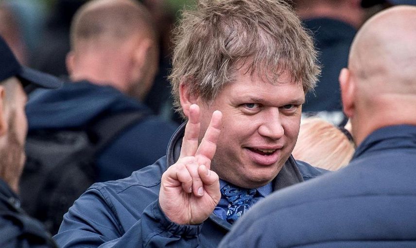 İsveç'te sağcı bir lider polis korumasıyla birlikte Kur'an'ı yaktı