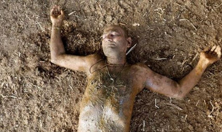 Hindistan'da Halk Kovid-19'a Karşı Tekrar Vücuduna İnek Dışkısı Sürmeye Başladı!