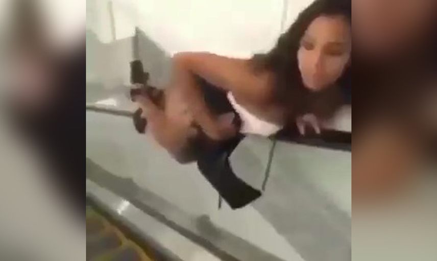 Alışveriş merkezinde ahlaksız hareket! yürüyen merdivenlere tutunup soyundular