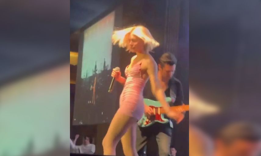 Sahnede mini elbisesiyle dans eden Aleyna Tilki'nin zor anları!