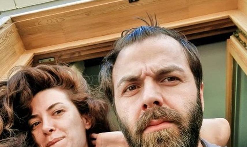 Taksim’in ortasında dudak dudağa yakalandılar! Bülent Emrah Parlak ve gizemli esmerin aşk gecesi: Meğer evli bir oyuncuymuş!