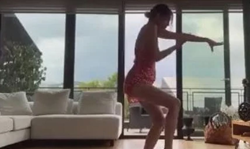 Melis Sezen'in mini elbisesiyle yaptığı dans sosyal medyaya yansıdı! 'Ne oldu sana böyle'