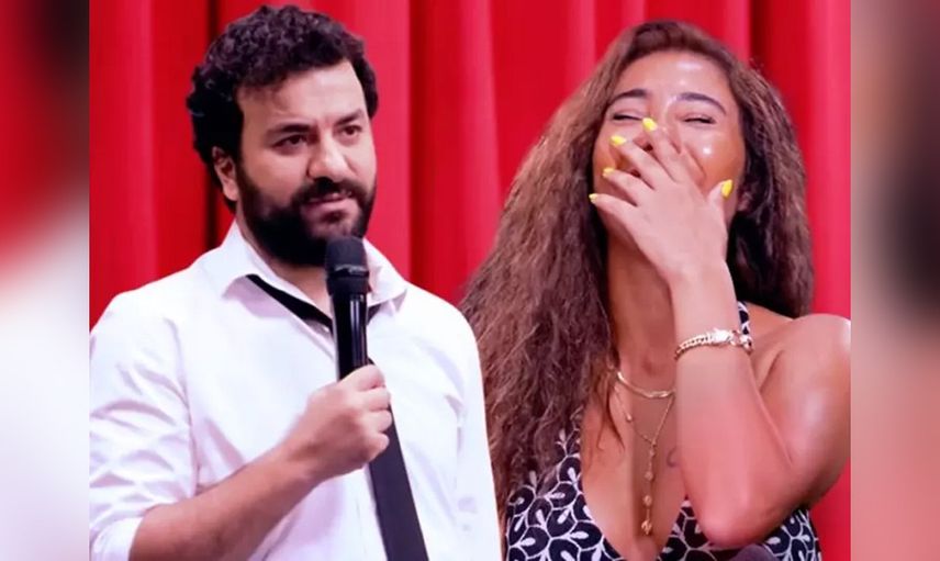 Hasan Can Kaya konuğuna öyle bir şey söyledi ki ortalık yıkıldı! Dekoltesini görünce dayanamadı… Seni ve silikonlarını sahneye alalım!