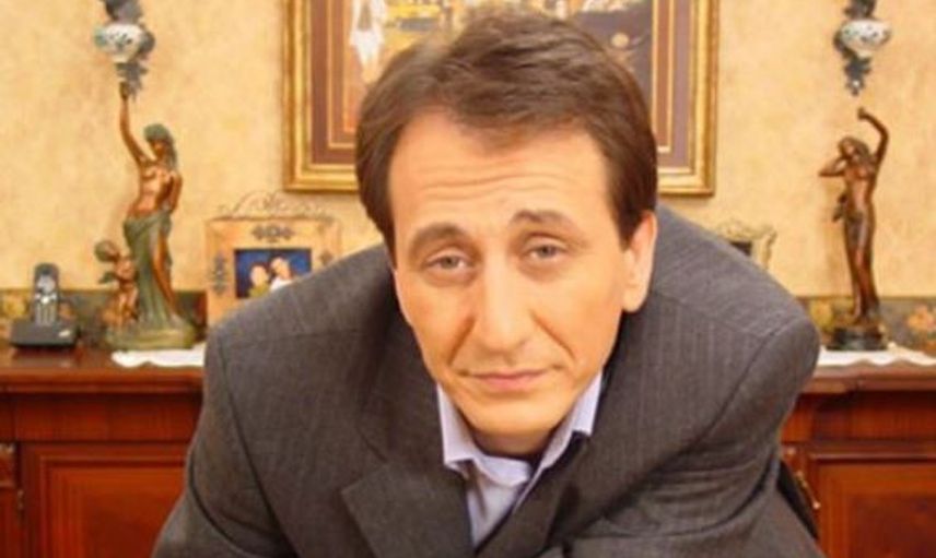 Arka Sokaklar'ın Hüsnü Çoban'ı Özgür Ozan'ın Hiçbir Yerde Görmediğiniz Eşi!