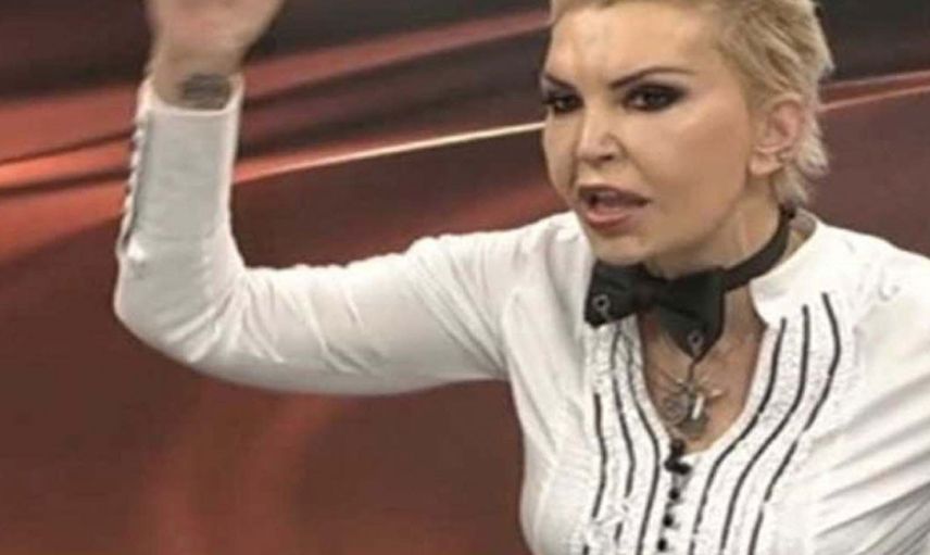 Seyhan Soylu yine yaptı yapacağını! Özge Ulusoy'un göğüslerine Ahmet Çakar imzası attı görenler kahkahaya boğuldu