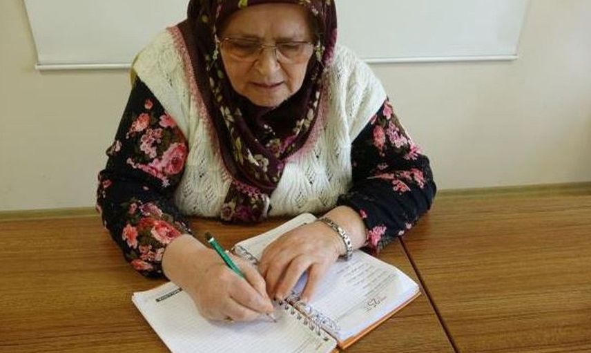 71 yaşında okuma yazma öğrenen kadının hayat hikayesi