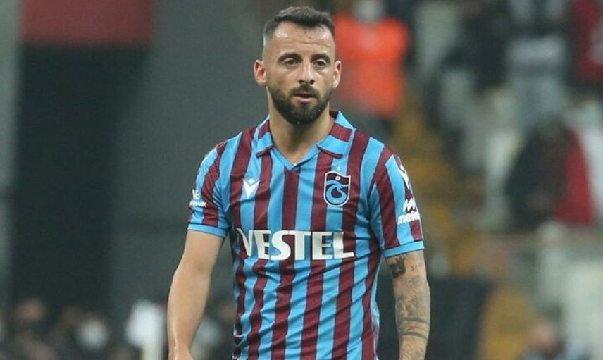 HANGİ MEVKİDE OYNUYOR?