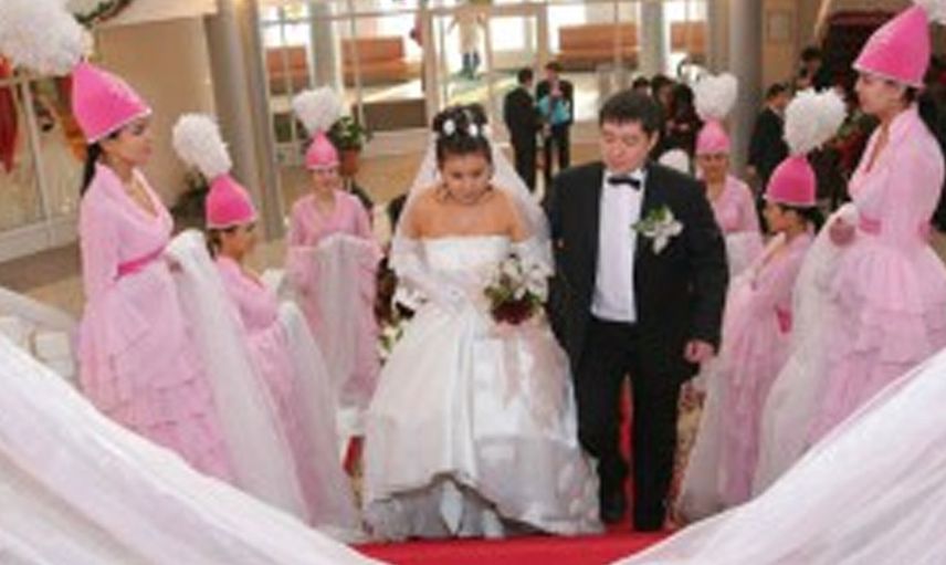 Damat ve gelinin odasına baskın yaptılar