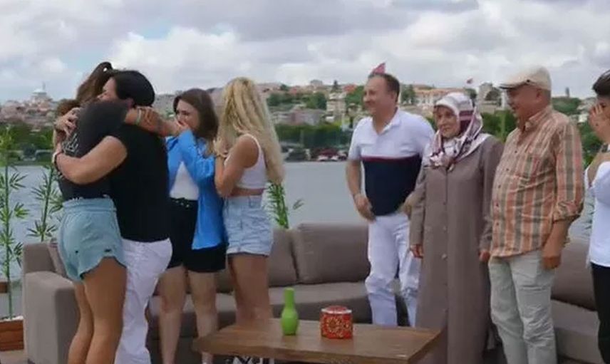 Ayşe ile Nisa yarışma boyunca birbirini yedi sonra da bitmesine iki gün kala sarmas dolaş ağlamaya başladı! Acun bu sahne karşısında şoke oldu