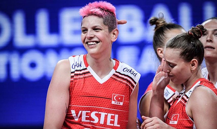 Ebrar Karakurt'a çirkin saldırı! Ünlü voleybolcu alkollü bir adamın sözlü tacizine uğrayınca sinirden deliye döndü