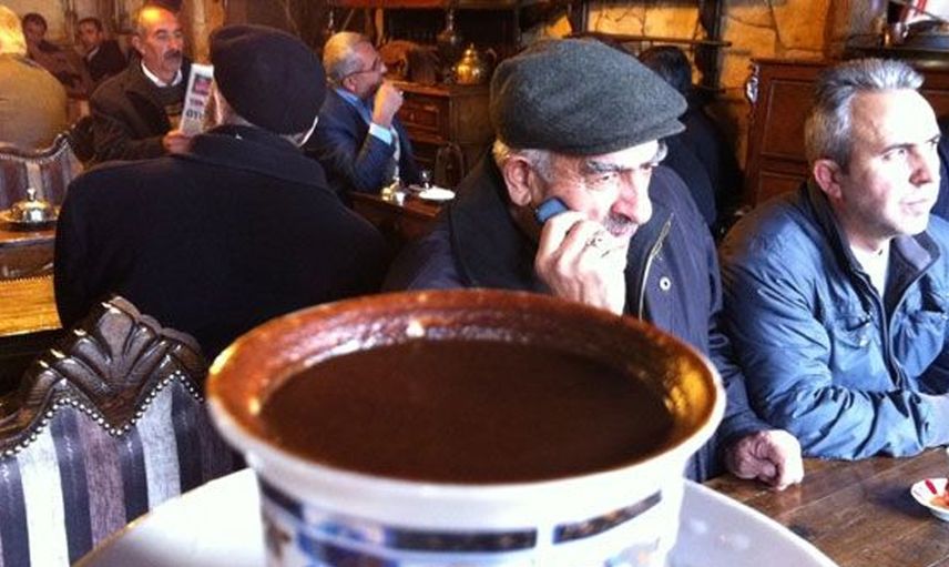 Çay içerken yanına geldi