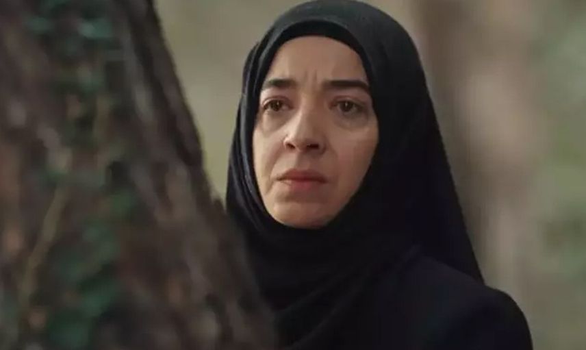 Kızıl Goncalar dizisinin Müyesser'inin gerçek hali şaşırttı: Asiye Dinçsoy başörtüsüz haliyle bambaşka biri!