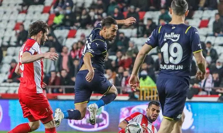 Fenerbahçe'de Mesut Özil Antalyaspor Maçında İsmail Kartal'a Tepki Gösterdi!