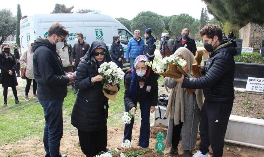 Seray Sever'in babasının cenazesinde yürek burkan detay