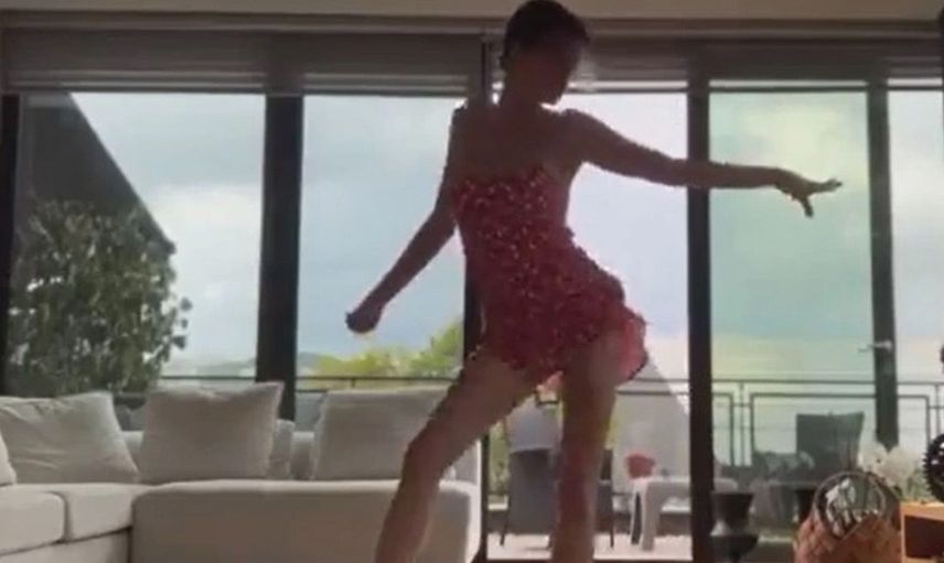 Melis Sezen'in mini elbisesiyle yaptığı dans sosyal medyaya yansıdı! 'Ne oldu sana böyle'