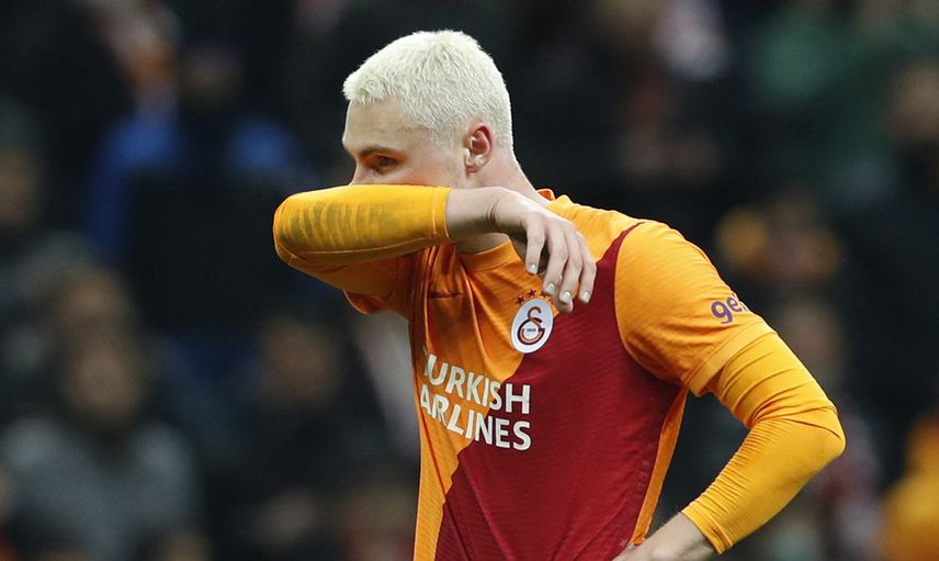 Galatasaraylı Victor Nelsson bu sezonu kötü geçirmelerinin nedeninin Domenec Torrent değil futbolcular olduğunu söyleyerek hocasını savundu