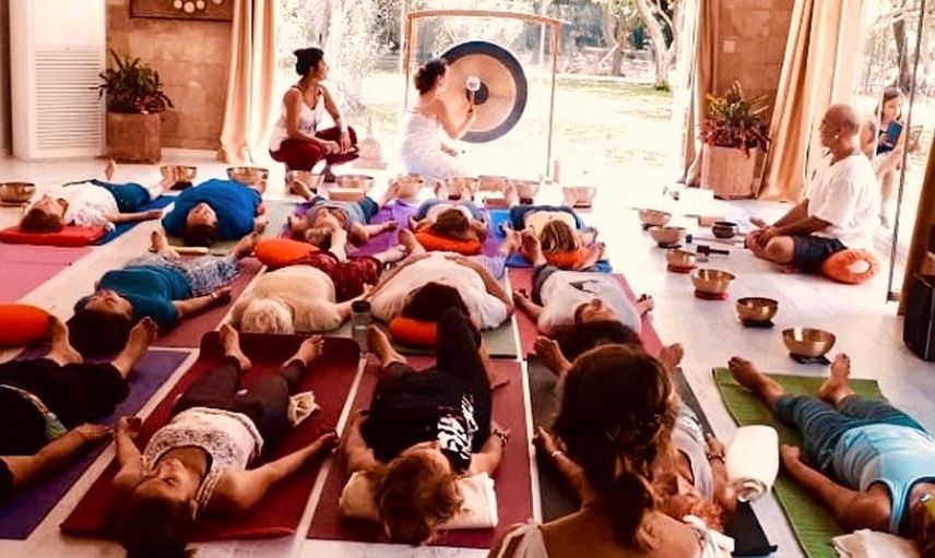 Herkes bu terapi yöntemini konuşuyor: Birbirlerini okşayarak meditasyon yaptılar!