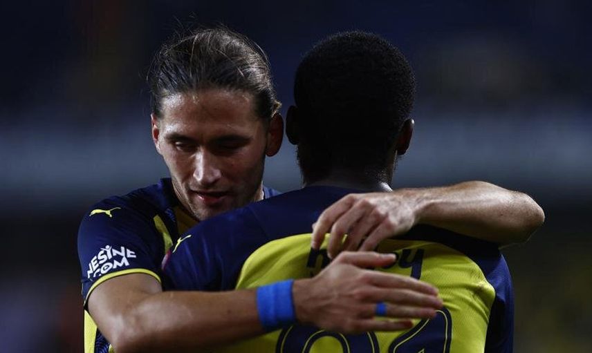 Fenerbahçeli Bright Osayi-Samuel, Emre Belözoğlu'nun transferinde kendisini nasıl ikna ettiğini açıkladı