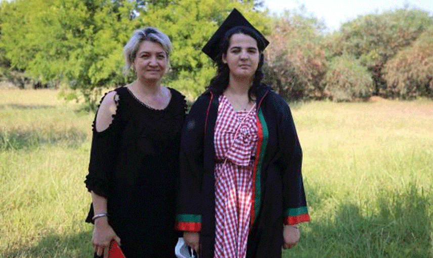 Antalya'da Görme Engelli Kız Hukuk Fakültesinden Mezun Oldu