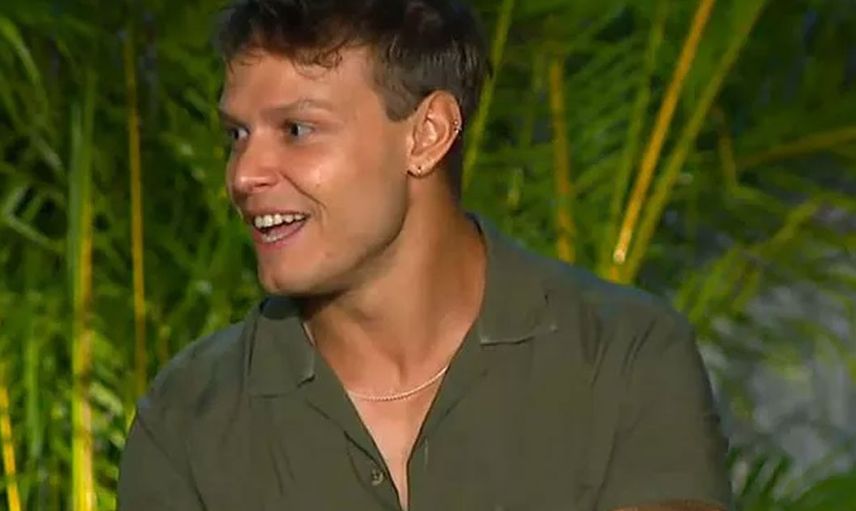 Survivor’da yarışmacı ile sunucu Murat Ceylan arasında gerginlik: Elindekini sunucuya fırlattı