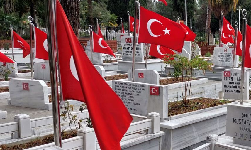 Bu nasıl bir otel! İstanbul'da otel otoparkında şehit mezarı var görenler hayrete düşüyor