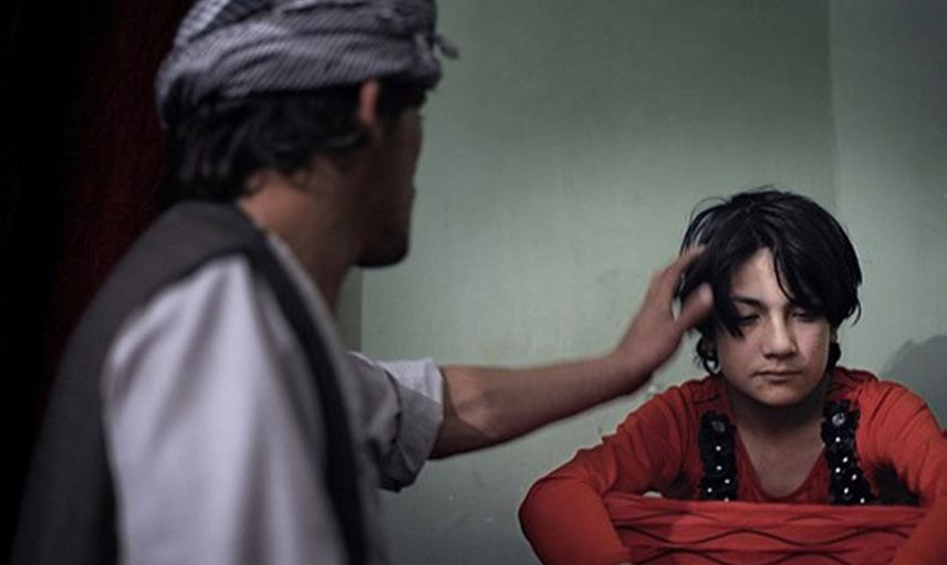 Afganistan'da iğrenç gelenek! Erkek çocuklarına yaptıkları mide bulandırıyor
