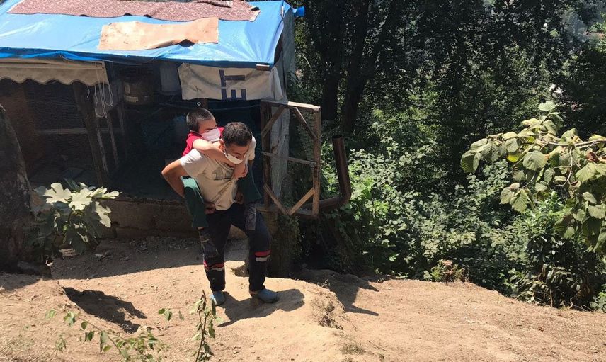 Oğlunu Sırtında Taşımak Zorunda, Yetkililerden Tek Bir İsteği Var