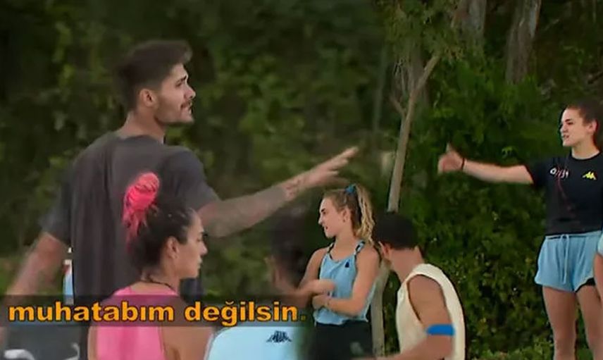 Survivor Survivor olalı böyle rezalet görmedi Nisa'dan sonra hemen onun kollarına koştu! Barış Murat Yağcı Survivor'dan o isimle sarmaş dolaş geziyor Nisa çıldırmak üzere
