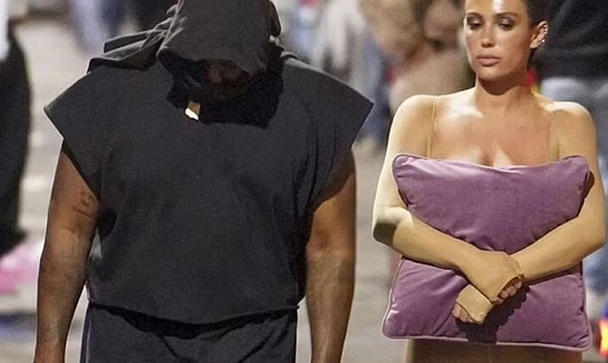 Kanye West'in eşi Bianca Censori sınırları epey zorladı: Şeffaf çorabın altına hiçbir şey giymeden...