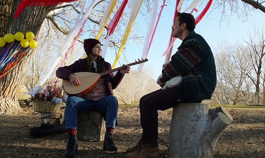 Sevilen dizi Gönül Dağı’nın sevilen karakteri Asuman göğüslerini açık verdiği poz gündem oldu