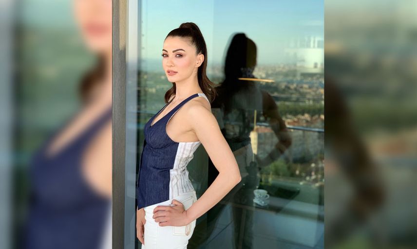 Burcu Özberk pozlarıyla rakiplerini ezdi geçti! Şezlongda sere serpe uzanan güzel oyuncu görenlerin aklını başından aldı
