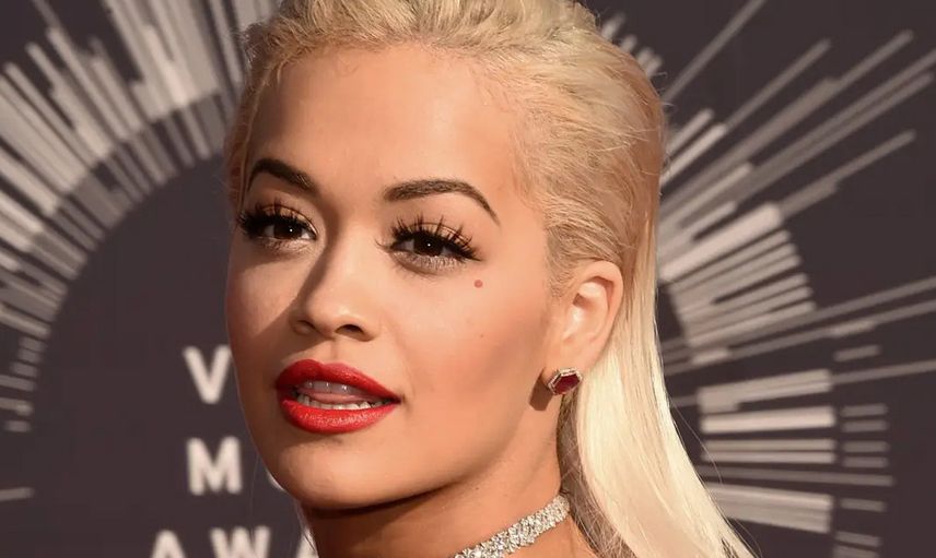 Rita Ora transparan elbisesiyle alışveriş yaptı