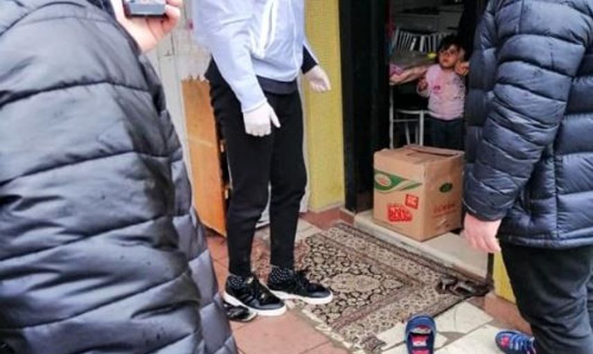 Kendini Gizleyerek İhtiyacı Olanlara Erzak Dağıtan A Milli Futbolcu Bakın Kimmiş