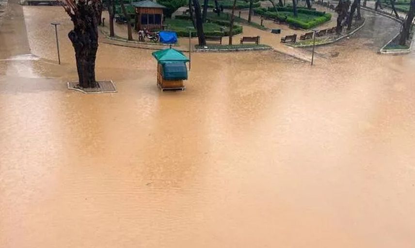 Rezilliğin de böylesi! Sel sularına kapılan adama yardım eli uzatmak yerine videoya çekti