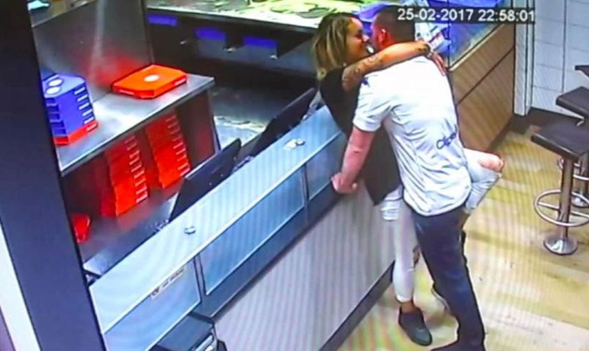 İngiltere'de skandal olay! Pizza beklerken tezgahta birlikte olmaya başladılar