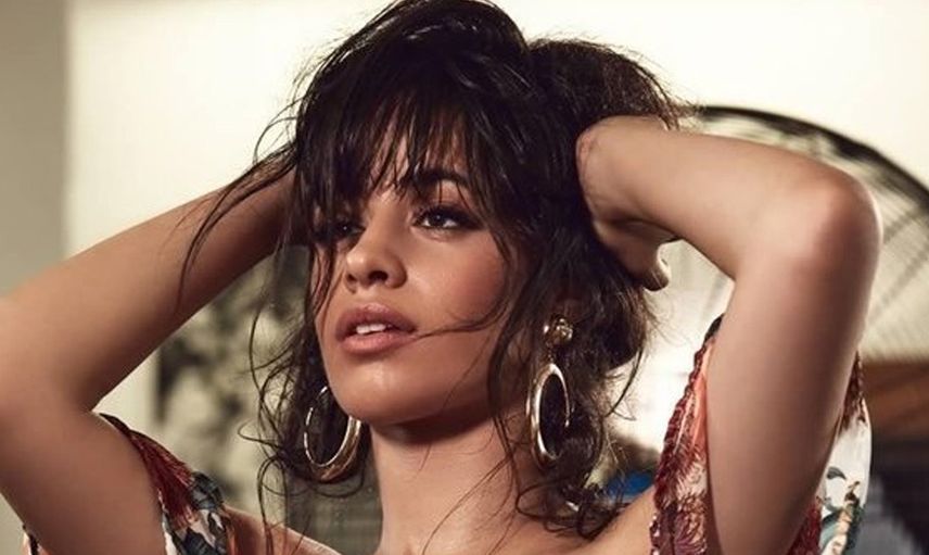 Sunucular ne yapacağını şaşırdı: Ünlü şarkıcı Camila Cabello’nun canlı yayında başına gelenler herkesi şaşkına çevirdi