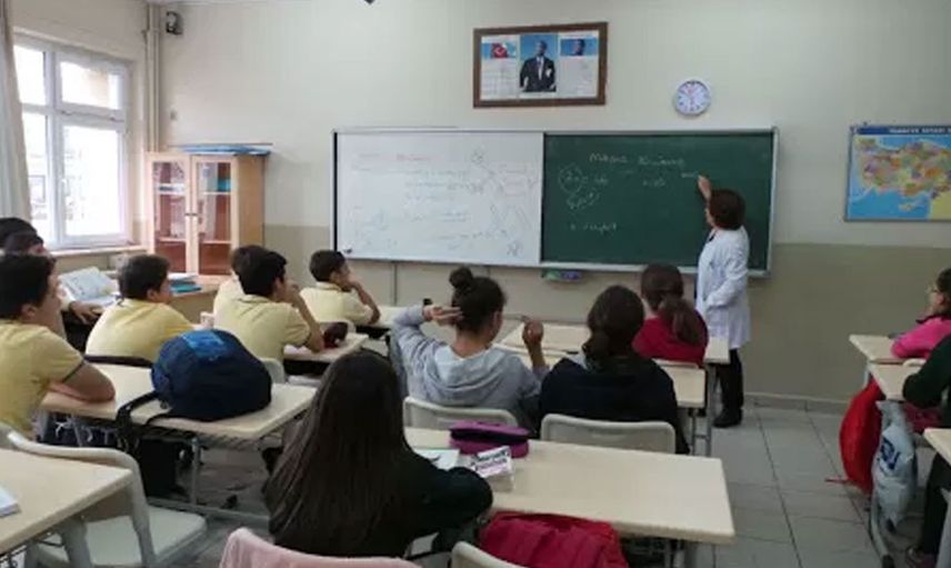 Akıllara durgunluk getiren iddia! Evli öğretmen öğrencisine cinsel ilişki daveti