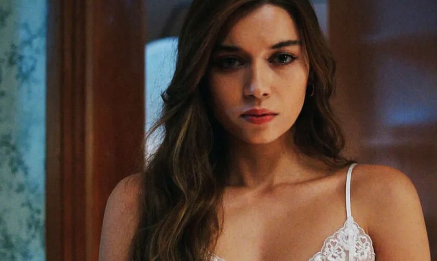 Afra Saraçoğlu’dan iddialı pozlar: Ceketini çıkarınca sütyeniyle kaldı…