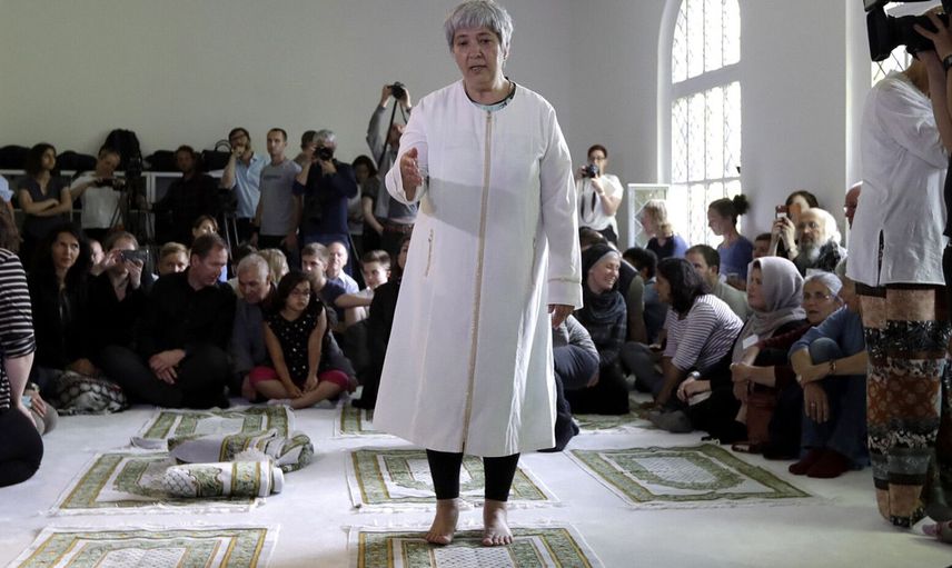 Cami duvarına bayrak asıldı