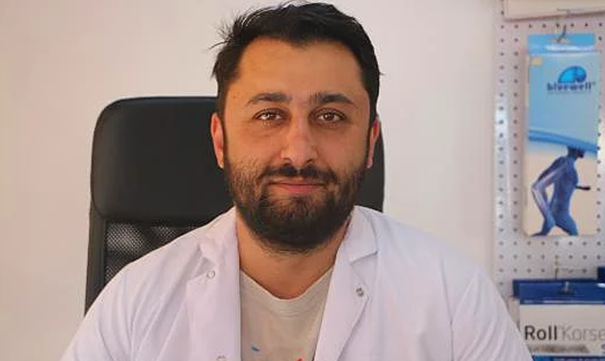 Şiir Mısralarından Etkilenen Eczacı Ücretsiz Aşı Yapıyor
