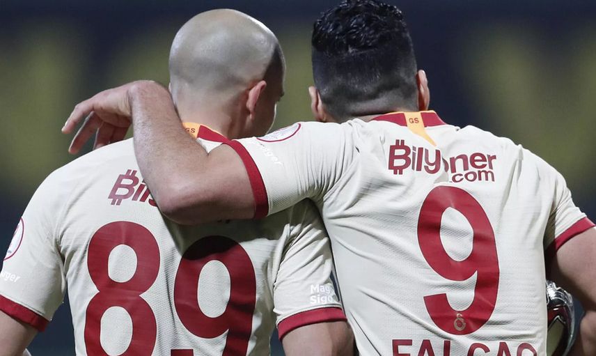 Galatasaray'da Burak Elmas Takımdan Ayrılacak İsimleri Açıkladı!