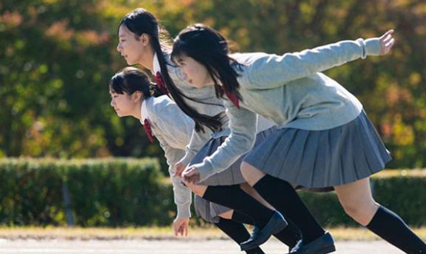 Japonya’da kız öğrencilerin saçını atkuyruğu yapması yasak! Nedeniyse şaka gibi
