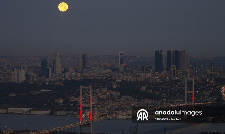 İstanbul'da eşsiz dolunay görüntüsü fotoğraflandı: İşte o anlar...