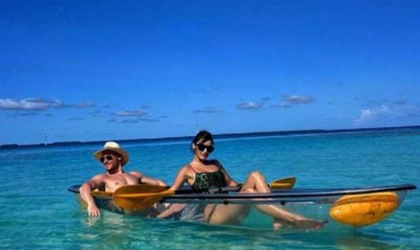 Kerem Bursin ve Hande Erçel'den Plaj Pozları! Şimdi De Bu Moda Oldu