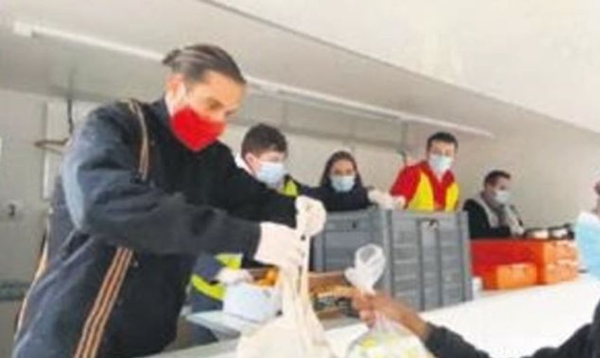 Kendini Gizleyerek İhtiyacı Olanlara Erzak Dağıtan A Milli Futbolcu Bakın Kimmiş