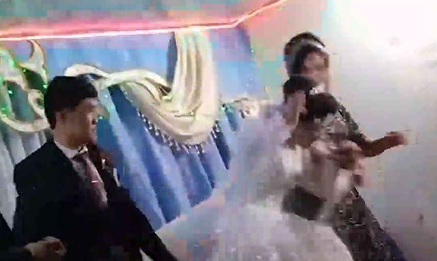 Allah kocanın hayırlısını ve akıllısını versin! Damat herkesin içinde öyle bir sebep için geline vurdu ki, davetliler şok geçirdi