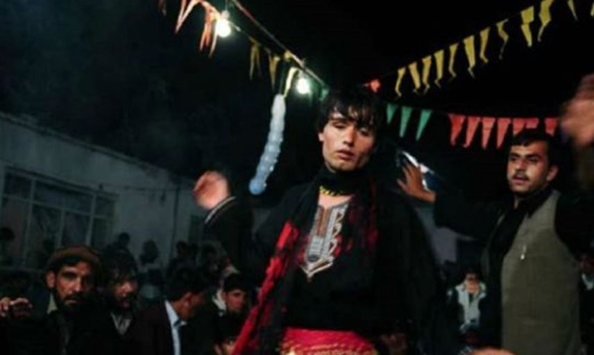 Afganistan'da iğrenç gelenek! Erkek çocuklarına yaptıkları mide bulandırıyor